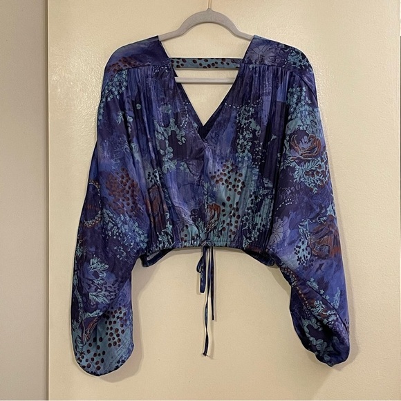 ANTHROPOLOGIE NWOT Long Sleeve Shine Cropped Blouse in Blue Motif - Picture 5 of 9